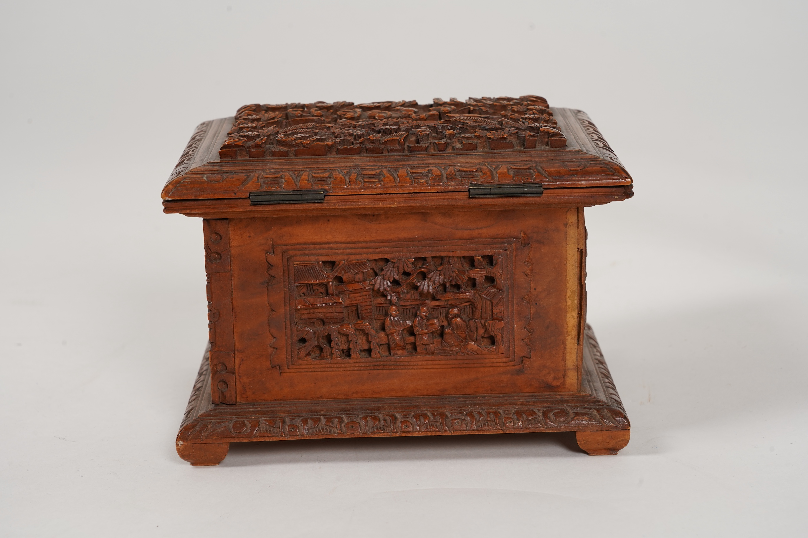 A Chinese sandalwood casket, 19th century